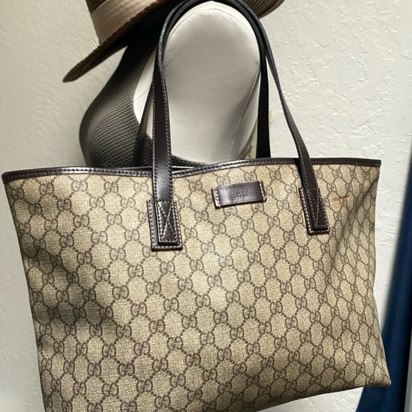 GUCCI
GG Supreme Monogram Medium Zippered Shopping Tote Dark Brown bag - Picture 2 of 15